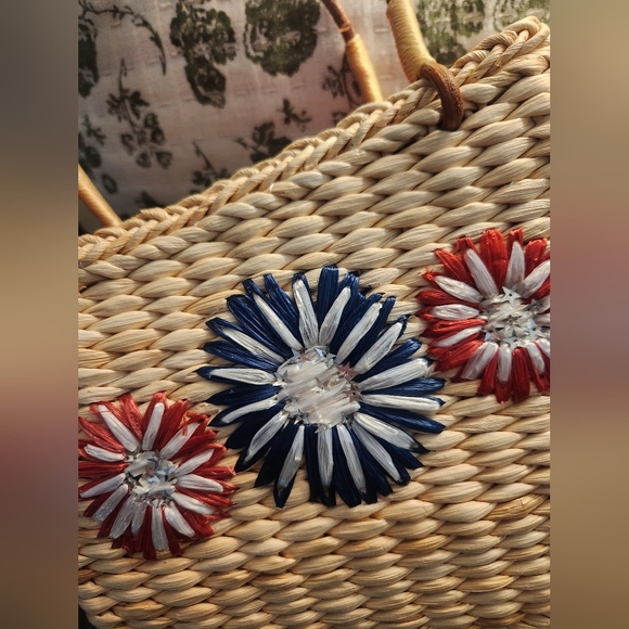 Stylish Woven Handbag with Floral Accents - Picture 2 of 6